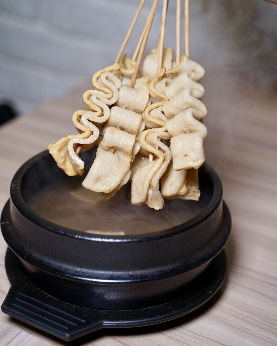 【烤頂雞】全台唯一韓式脆皮烤雞你吃過沒？免飛韓國就能吃到道地韓國味！老闆還是韓國人！韓式烤雞使用頂級蒸烤箱來取代油炸，口感一樣保有酥脆多汁～ - 阿華田的美食日記