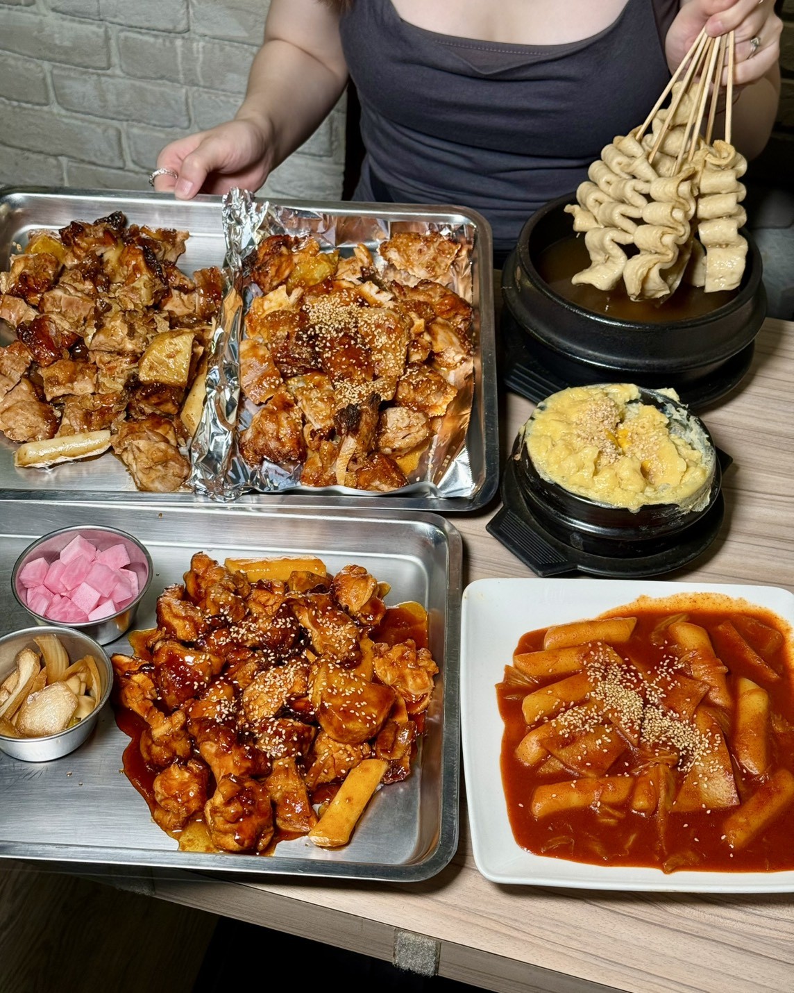 【烤頂雞】全台唯一韓式脆皮烤雞你吃過沒？免飛韓國就能吃到道地韓國味！老闆還是韓國人！韓式烤雞使用頂級蒸烤箱來取代油炸，口感一樣保有酥脆多汁～ - 阿華田的美食日記