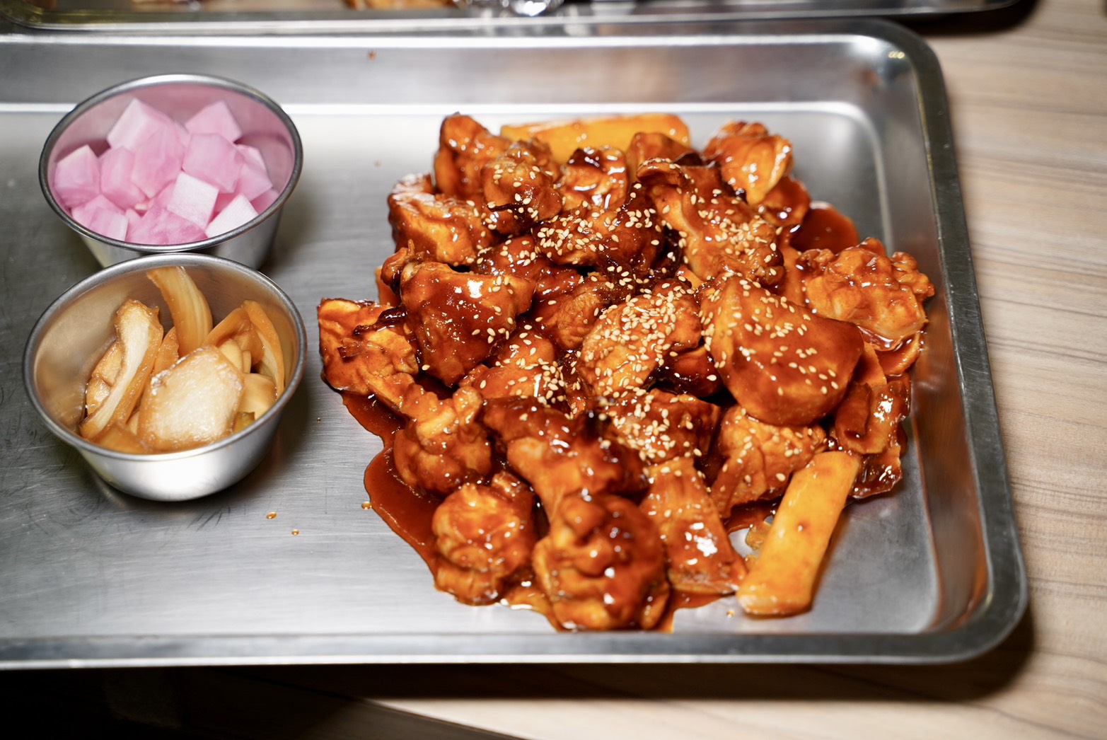 【烤頂雞】全台唯一韓式脆皮烤雞你吃過沒？免飛韓國就能吃到道地韓國味！老闆還是韓國人！韓式烤雞使用頂級蒸烤箱來取代油炸，口感一樣保有酥脆多汁～ - 阿華田的美食日記