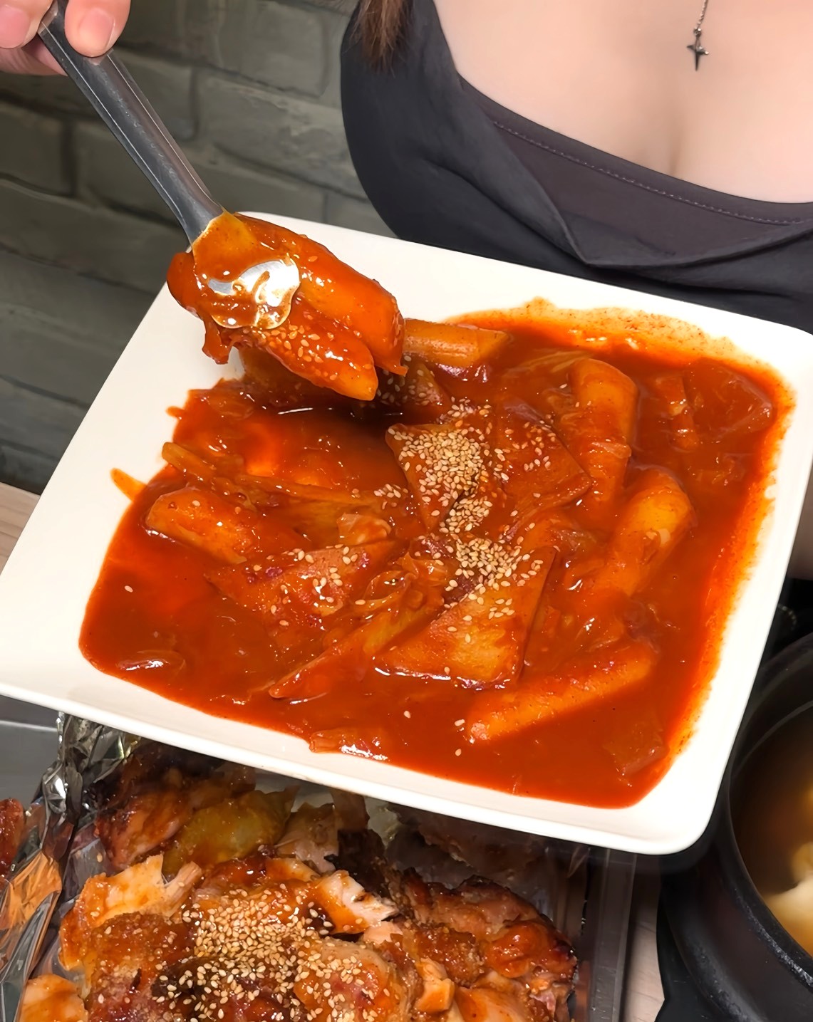 【烤頂雞】全台唯一韓式脆皮烤雞你吃過沒？免飛韓國就能吃到道地韓國味！老闆還是韓國人！韓式烤雞使用頂級蒸烤箱來取代油炸，口感一樣保有酥脆多汁～ - 阿華田的美食日記