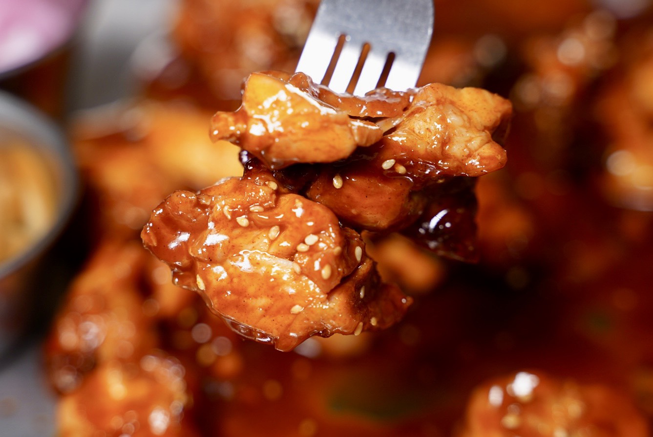 【烤頂雞】全台唯一韓式脆皮烤雞你吃過沒？免飛韓國就能吃到道地韓國味！老闆還是韓國人！韓式烤雞使用頂級蒸烤箱來取代油炸，口感一樣保有酥脆多汁～ - 阿華田的美食日記