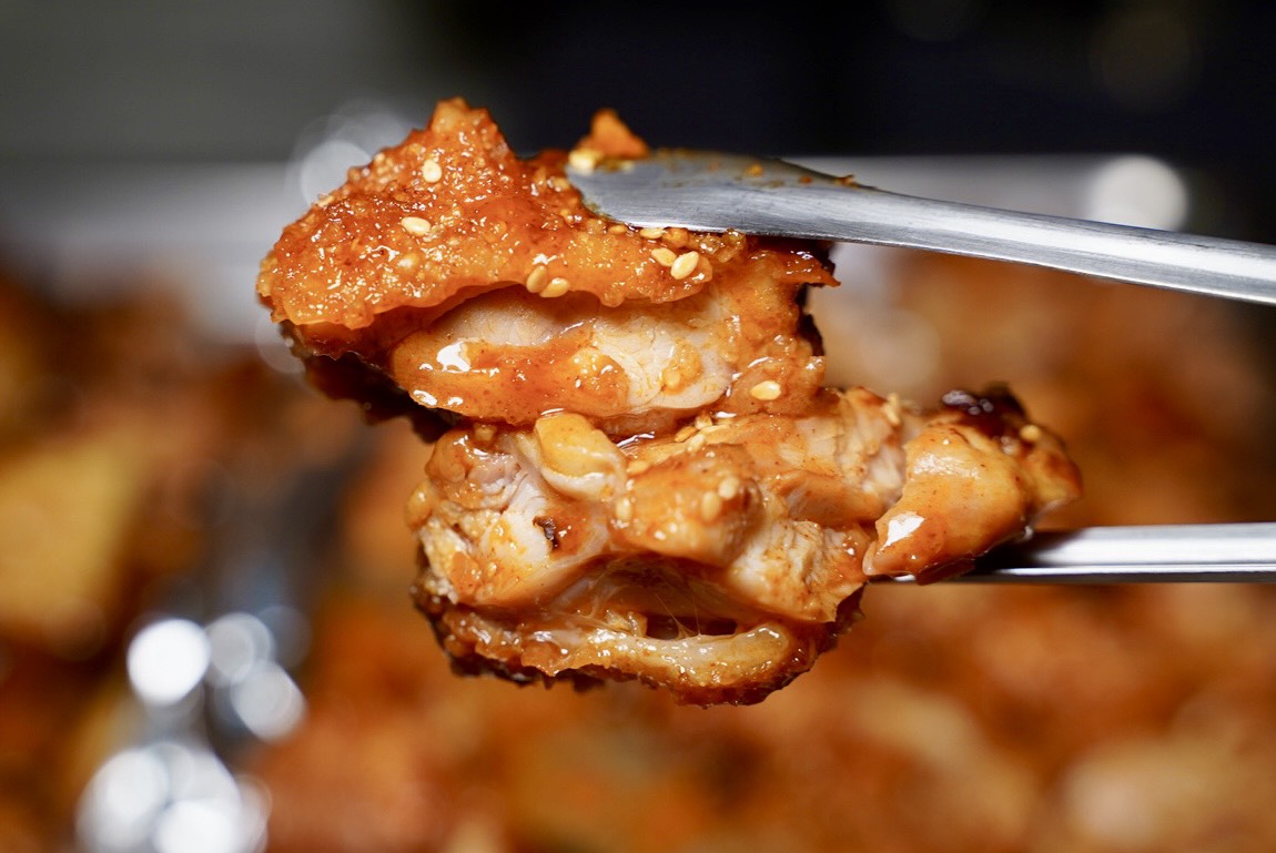 【烤頂雞】全台唯一韓式脆皮烤雞你吃過沒？免飛韓國就能吃到道地韓國味！老闆還是韓國人！韓式烤雞使用頂級蒸烤箱來取代油炸，口感一樣保有酥脆多汁～ - 阿華田的美食日記