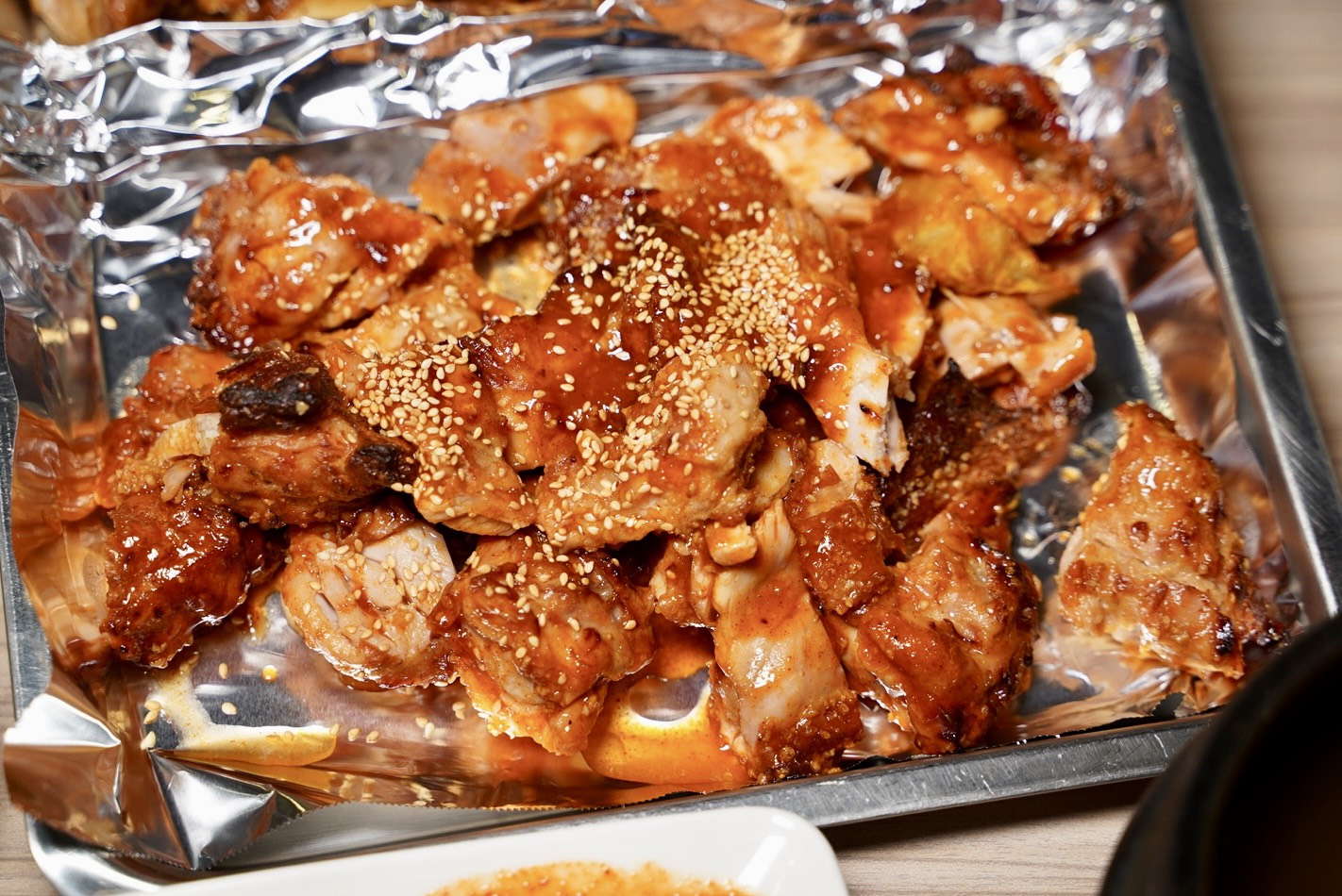 【烤頂雞】全台唯一韓式脆皮烤雞你吃過沒？免飛韓國就能吃到道地韓國味！老闆還是韓國人！韓式烤雞使用頂級蒸烤箱來取代油炸，口感一樣保有酥脆多汁～ - 阿華田的美食日記