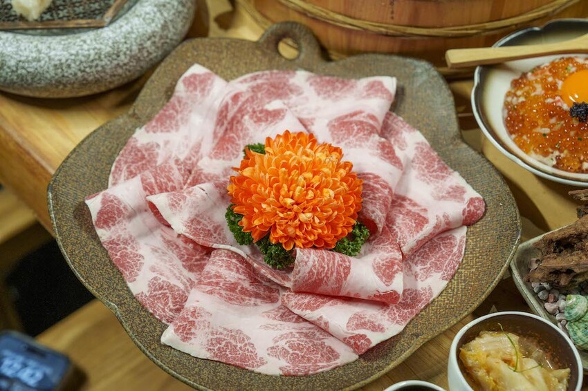 台中市西區台中火鍋 暮藏和牛鍋物｜食物跟服務都是帝王級的頂級鍋物!!!