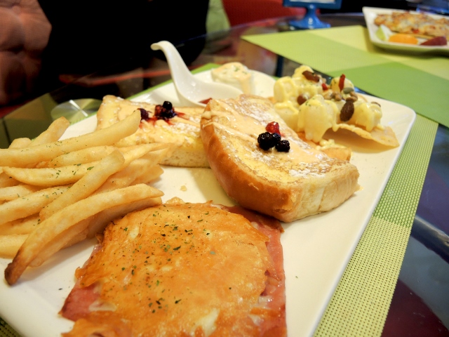 新北新莊) 荷亞輕食館-  一起讓肚子~荷亞~吧 !