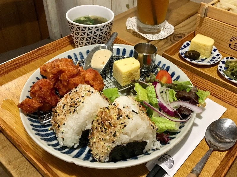 【新北｜頂溪站】A day 日日村＿永和仁愛公園文青復古食堂＿噴汁唐揚炸雞讓人情不自禁的吮指回味