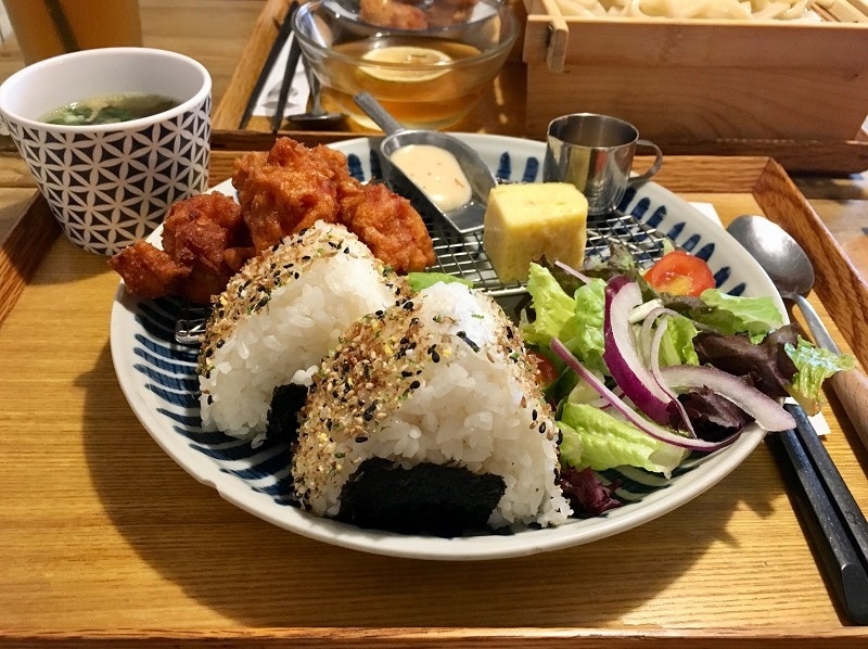 【新北｜頂溪站】A day 日日村＿永和仁愛公園文青復古食堂＿噴汁唐揚炸雞讓人情不自禁的吮指回味