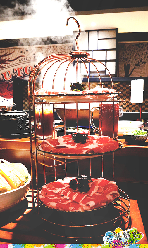 高雄《聚梧桐臻品麻辣鍋物》 清爽麻辣湯底 豪涮天堂牛 海鮮大份量 ,近高雄捷運中央公園！老牌可利亞火鍋的創新麻辣鍋品牌｜探店 - DaYan TALK 大眼電台