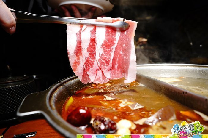 高雄《聚梧桐臻品麻辣鍋物》 清爽麻辣湯底 豪涮天堂牛 海鮮大份量 ,近高雄捷運中央公園！老牌可利亞火鍋的創新麻辣鍋品牌｜探店 - DaYan TALK 大眼電台