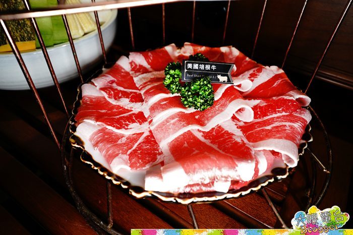 高雄《聚梧桐臻品麻辣鍋物》 清爽麻辣湯底 豪涮天堂牛 海鮮大份量 ,近高雄捷運中央公園！老牌可利亞火鍋的創新麻辣鍋品牌｜探店 - DaYan TALK 大眼電台