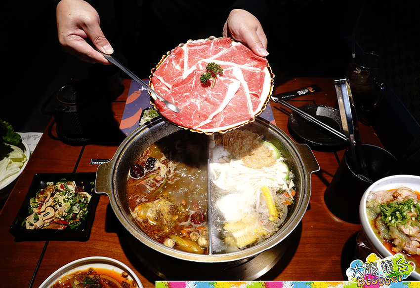 高雄《聚梧桐臻品麻辣鍋物》 清爽麻辣湯底 豪涮天堂牛 海鮮大份量 ,近高雄捷運中央公園！老牌可利亞火鍋的創新麻辣鍋品牌｜探店 - DaYan TALK 大眼電台