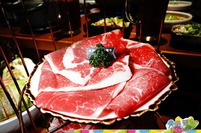 高雄《聚梧桐臻品麻辣鍋物》 清爽麻辣湯底 豪涮天堂牛 海鮮大份量 ,近高雄捷運中央公園！老牌可利亞火鍋的創新麻辣鍋品牌｜探店 - DaYan TALK 大眼電台