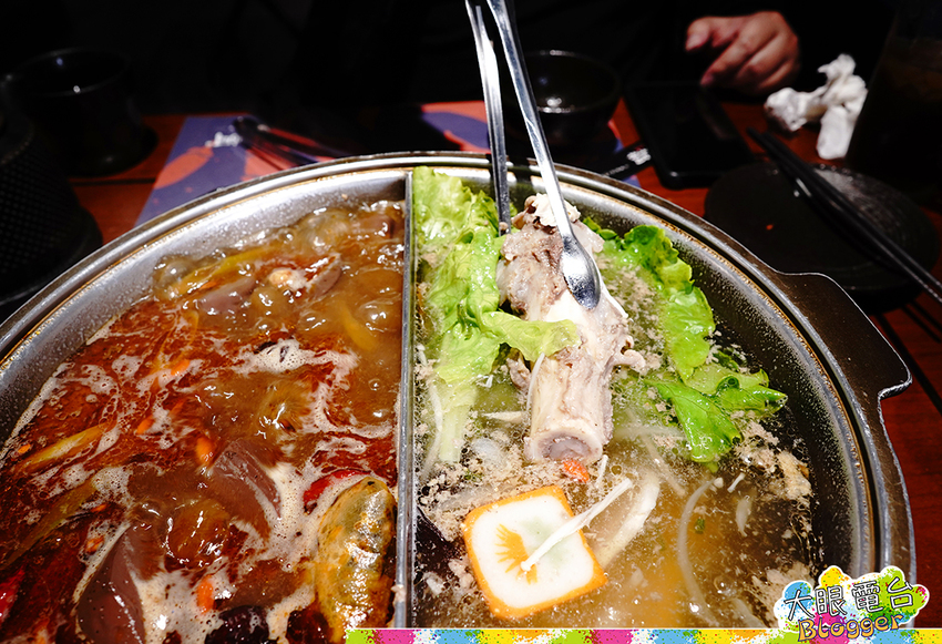 高雄《聚梧桐臻品麻辣鍋物》 清爽麻辣湯底 豪涮天堂牛 海鮮大份量 ,近高雄捷運中央公園！老牌可利亞火鍋的創新麻辣鍋品牌｜探店 - DaYan TALK 大眼電台