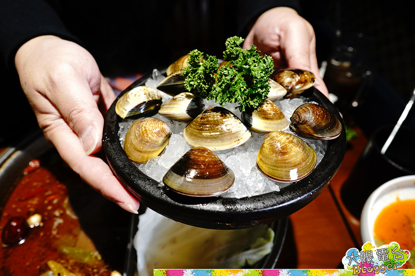 高雄《聚梧桐臻品麻辣鍋物》 清爽麻辣湯底 豪涮天堂牛 海鮮大份量 ,近高雄捷運中央公園！老牌可利亞火鍋的創新麻辣鍋品牌｜探店 - DaYan TALK 大眼電台