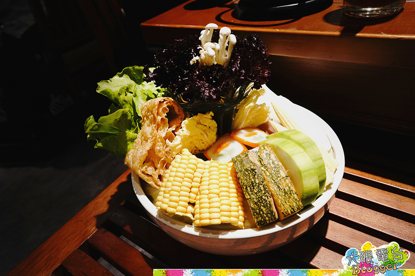 高雄《聚梧桐臻品麻辣鍋物》 清爽麻辣湯底 豪涮天堂牛 海鮮大份量 ,近高雄捷運中央公園！老牌可利亞火鍋的創新麻辣鍋品牌｜探店 - DaYan TALK 大眼電台