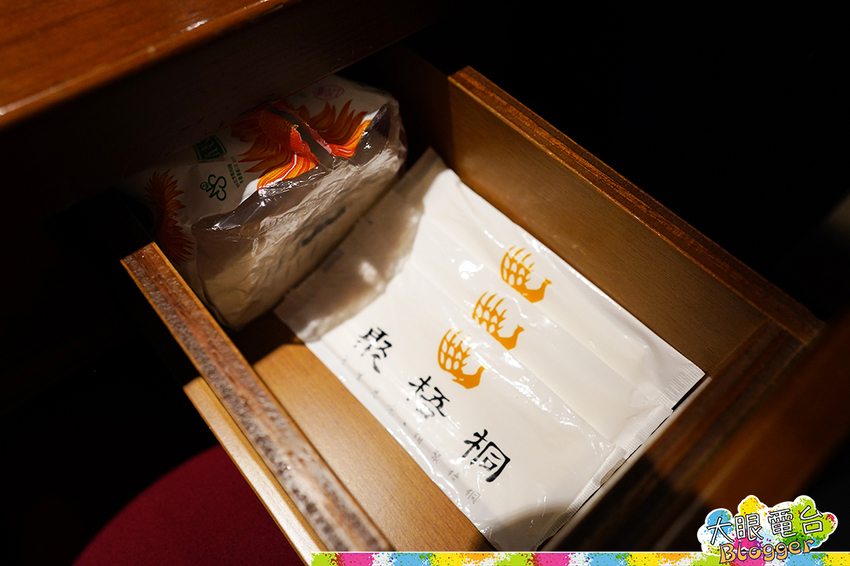 高雄《聚梧桐臻品麻辣鍋物》 清爽麻辣湯底 豪涮天堂牛 海鮮大份量 ,近高雄捷運中央公園！老牌可利亞火鍋的創新麻辣鍋品牌｜探店 - DaYan TALK 大眼電台