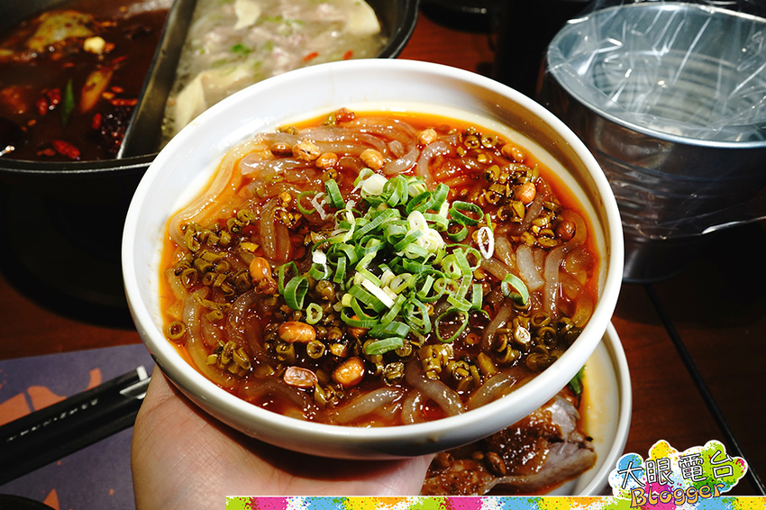 高雄《聚梧桐臻品麻辣鍋物》 清爽麻辣湯底 豪涮天堂牛 海鮮大份量 ,近高雄捷運中央公園！老牌可利亞火鍋的創新麻辣鍋品牌｜探店 - DaYan TALK 大眼電台