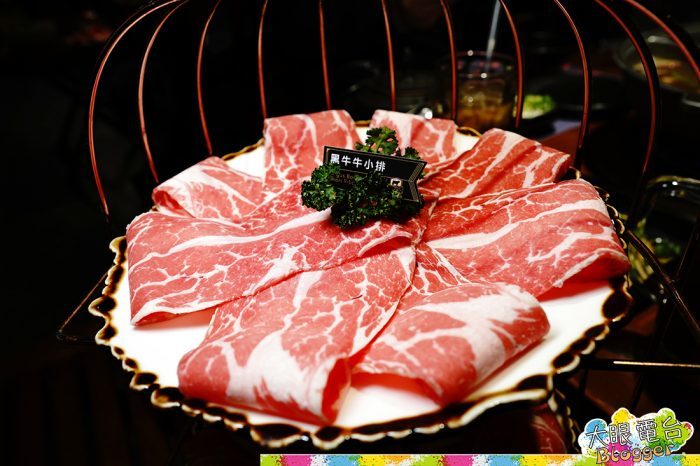 高雄《聚梧桐臻品麻辣鍋物》 清爽麻辣湯底 豪涮天堂牛 海鮮大份量 ,近高雄捷運中央公園！老牌可利亞火鍋的創新麻辣鍋品牌｜探店 - DaYan TALK 大眼電台