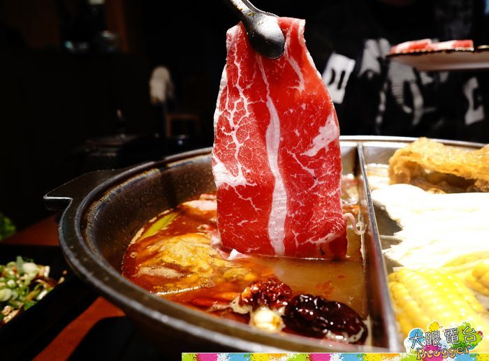 高雄《聚梧桐臻品麻辣鍋物》 清爽麻辣湯底 豪涮天堂牛 海鮮大份量 ,近高雄捷運中央公園！老牌可利亞火鍋的創新麻辣鍋品牌｜探店 - DaYan TALK 大眼電台