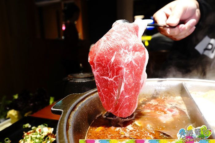 高雄《聚梧桐臻品麻辣鍋物》 清爽麻辣湯底 豪涮天堂牛 海鮮大份量 ,近高雄捷運中央公園！老牌可利亞火鍋的創新麻辣鍋品牌｜探店 - DaYan TALK 大眼電台
