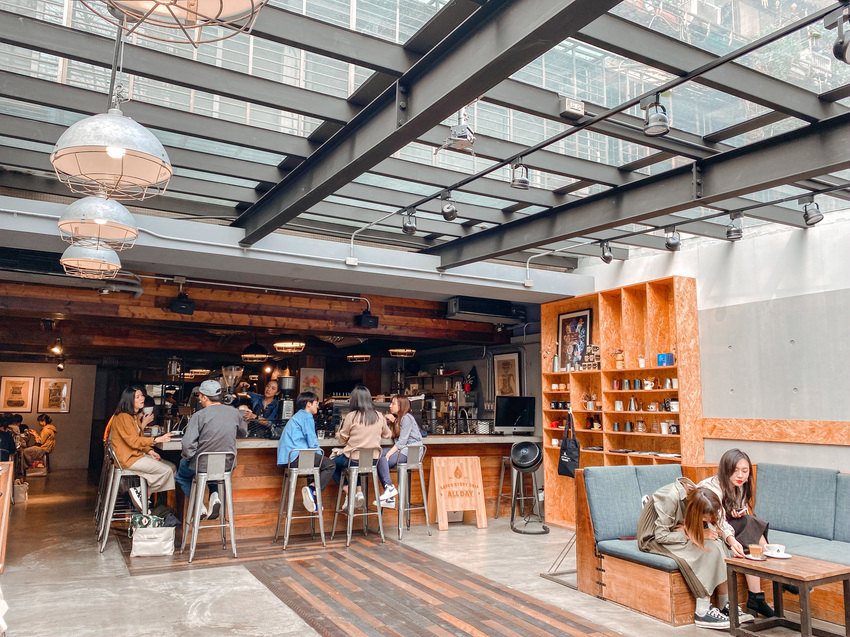 台北松山咖啡廳|民生社區ALL DAY Roasting Company|陽光灑落的老宅咖啡廳 環境