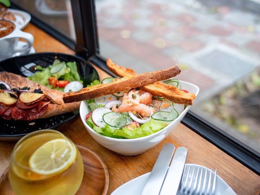 台北松山咖啡廳|民生社區ALL DAY Roasting Company|陽光灑落的老宅咖啡廳 黑胡椒牛肉可頌