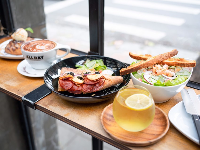 台北松山咖啡廳|民生社區ALL DAY Roasting Company|陽光灑落的老宅咖啡廳 黑胡椒牛肉可頌