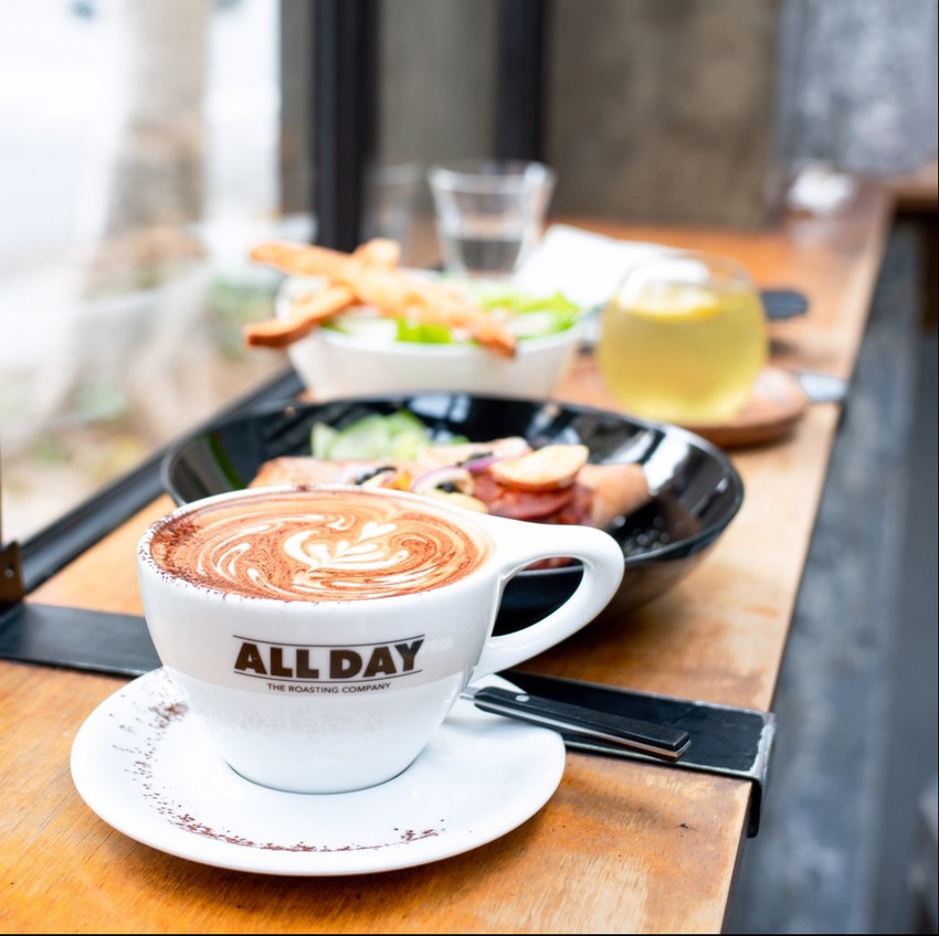台北松山咖啡廳|民生社區ALL DAY Roasting Company|陽光灑落的老宅咖啡廳 招牌超費工拿鐵 $180