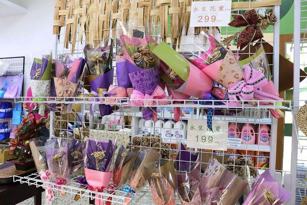 月桃故事館：【嘉義景點】月桃故事館觀光工廠~粉桃紅的愛心天空步道給你戀愛般的感覺/白色玻璃屋/戲沙池/免費參觀/清潔護膚保養品試用體驗/熱門拍照景點