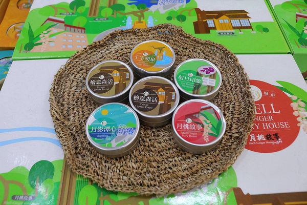 月桃故事館：【嘉義景點】月桃故事館觀光工廠~粉桃紅的愛心天空步道給你戀愛般的感覺/白色玻璃屋/戲沙池/免費參觀/清潔護膚保養品試用體驗/熱門拍照景點