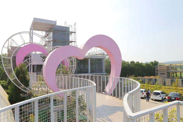 月桃故事館：【嘉義景點】月桃故事館觀光工廠~粉桃紅的愛心天空步道給你戀愛般的感覺/白色玻璃屋/戲沙池/免費參觀/清潔護膚保養品試用體驗/熱門拍照景點