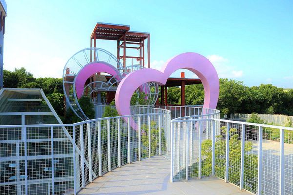 月桃故事館：【嘉義景點】月桃故事館觀光工廠~粉桃紅的愛心天空步道給你戀愛般的感覺/白色玻璃屋/戲沙池/免費參觀/清潔護膚保養品試用體驗/熱門拍照景點