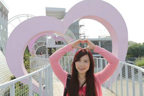 月桃故事館：【嘉義景點】月桃故事館觀光工廠~粉桃紅的愛心天空步道給你戀愛般的感覺/白色玻璃屋/戲沙池/免費參觀/清潔護膚保養品試用體驗/熱門拍照景點