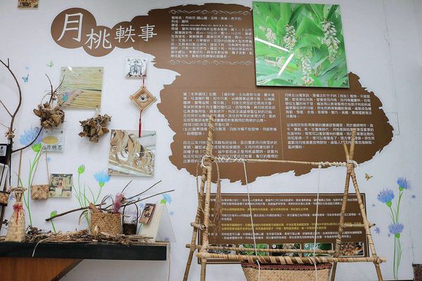 月桃故事館：【嘉義景點】月桃故事館觀光工廠~粉桃紅的愛心天空步道給你戀愛般的感覺/白色玻璃屋/戲沙池/免費參觀/清潔護膚保養品試用體驗/熱門拍照景點