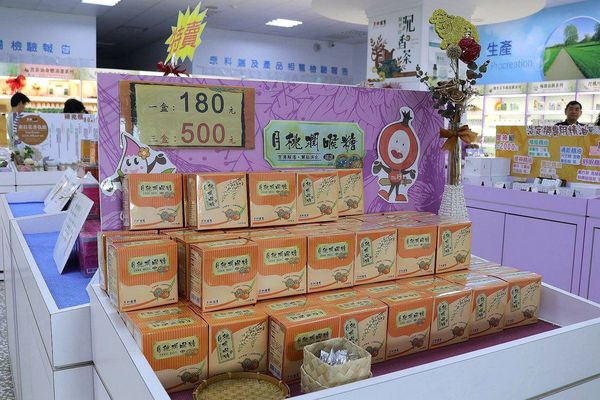 月桃故事館：【嘉義景點】月桃故事館觀光工廠~粉桃紅的愛心天空步道給你戀愛般的感覺/白色玻璃屋/戲沙池/免費參觀/清潔護膚保養品試用體驗/熱門拍照景點