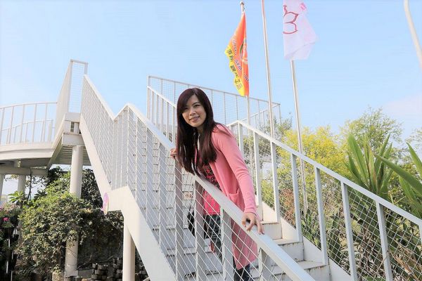 月桃故事館：【嘉義景點】月桃故事館觀光工廠~粉桃紅的愛心天空步道給你戀愛般的感覺/白色玻璃屋/戲沙池/免費參觀/清潔護膚保養品試用體驗/熱門拍照景點