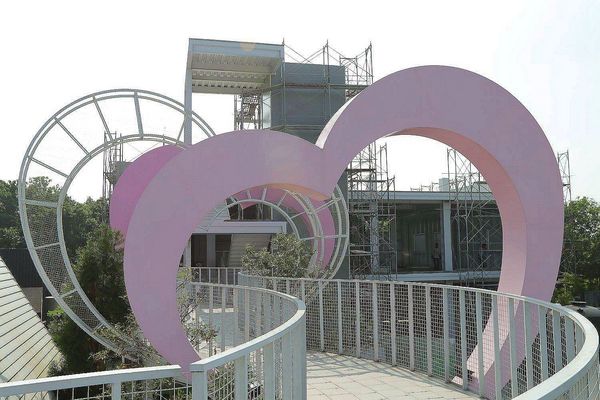 月桃故事館：【嘉義景點】月桃故事館觀光工廠~粉桃紅的愛心天空步道給你戀愛般的感覺/白色玻璃屋/戲沙池/免費參觀/清潔護膚保養品試用體驗/熱門拍照景點