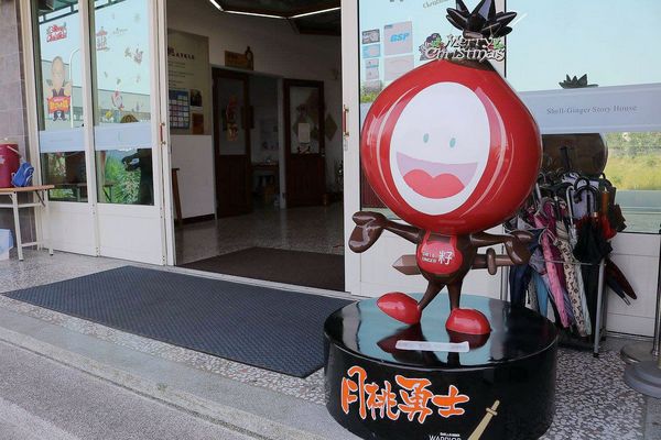 月桃故事館：【嘉義景點】月桃故事館觀光工廠~粉桃紅的愛心天空步道給你戀愛般的感覺/白色玻璃屋/戲沙池/免費參觀/清潔護膚保養品試用體驗/熱門拍照景點