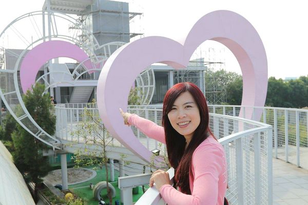 月桃故事館：【嘉義景點】月桃故事館觀光工廠~粉桃紅的愛心天空步道給你戀愛般的感覺/白色玻璃屋/戲沙池/免費參觀/清潔護膚保養品試用體驗/熱門拍照景點