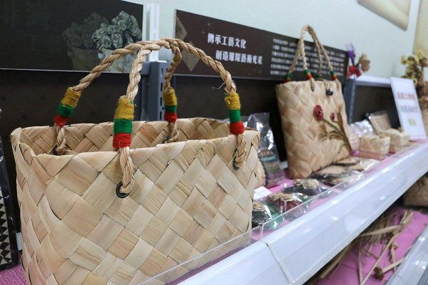 月桃故事館：【嘉義景點】月桃故事館觀光工廠~粉桃紅的愛心天空步道給你戀愛般的感覺/白色玻璃屋/戲沙池/免費參觀/清潔護膚保養品試用體驗/熱門拍照景點