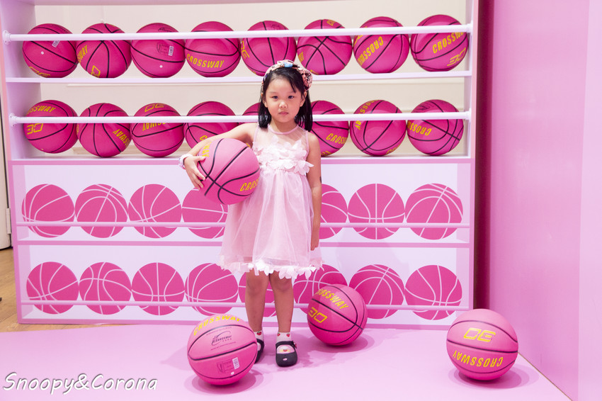 【玩樂．台北】BELLAVITA寶麗廣場粉紅運動小市集～粉紅色的游泳池、籃球場、淋浴間，最夢幻IG打卡景點 - 史努比遊樂園