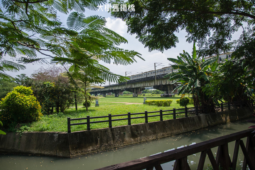 ｜高雄景點｜大樹舊鐵橋天空步道，在濕地公園野餐、奔跑，還能漫步鋼架鐵橋步道看火車 - 阿婷的旅行札記。