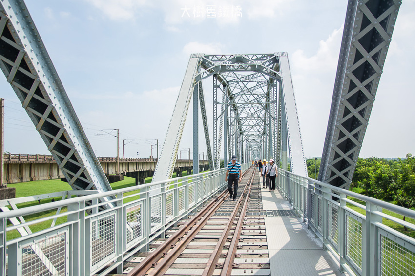 ｜高雄景點｜大樹舊鐵橋天空步道，在濕地公園野餐、奔跑，還能漫步鋼架鐵橋步道看火車 - 阿婷的旅行札記。