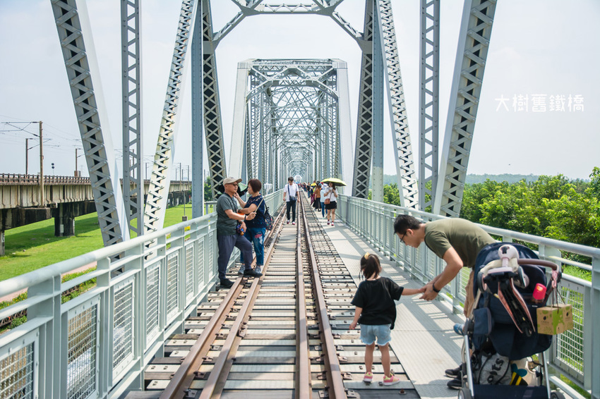 ｜高雄景點｜大樹舊鐵橋天空步道，在濕地公園野餐、奔跑，還能漫步鋼架鐵橋步道看火車 - 阿婷的旅行札記。