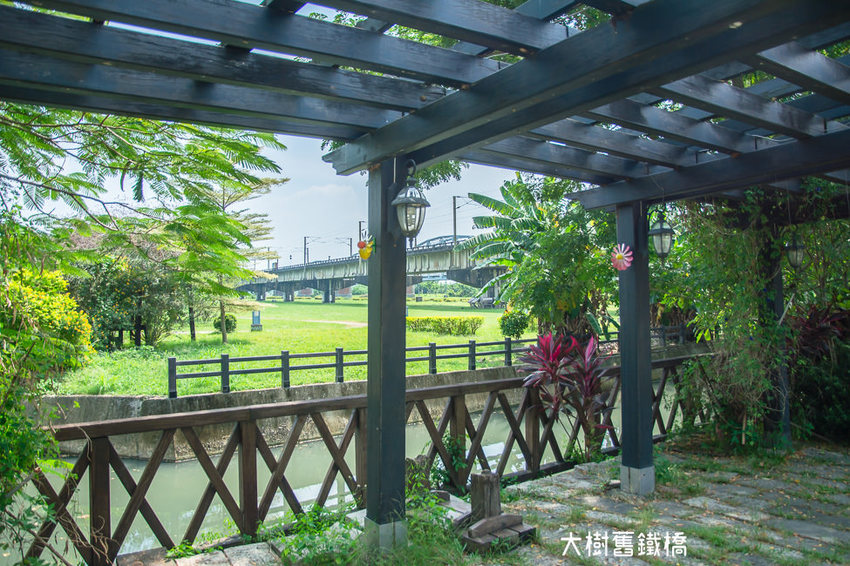 ｜高雄景點｜大樹舊鐵橋天空步道，在濕地公園野餐、奔跑，還能漫步鋼架鐵橋步道看火車 - 阿婷的旅行札記。