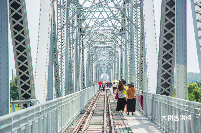 ｜高雄景點｜大樹舊鐵橋天空步道，在濕地公園野餐、奔跑，還能漫步鋼架鐵橋步道看火車 - 阿婷的旅行札記。