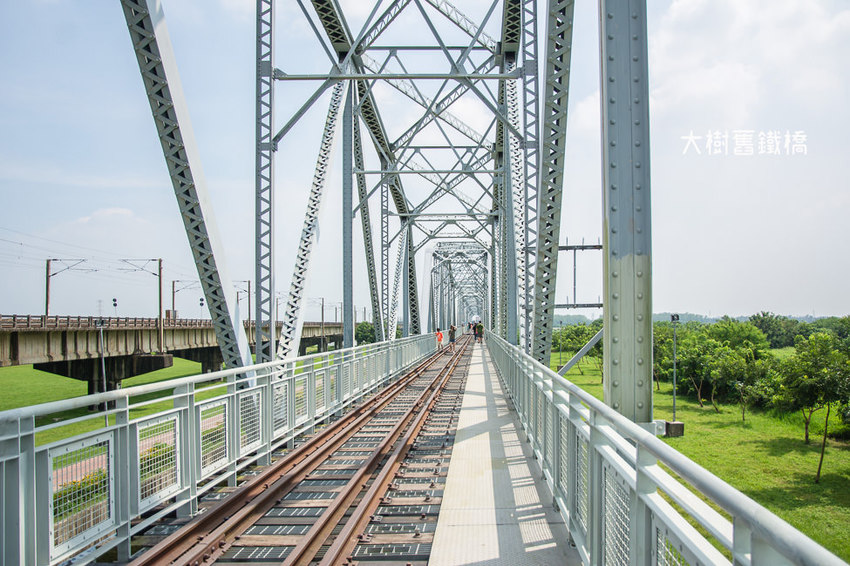 ｜高雄景點｜大樹舊鐵橋天空步道，在濕地公園野餐、奔跑，還能漫步鋼架鐵橋步道看火車 - 阿婷的旅行札記。