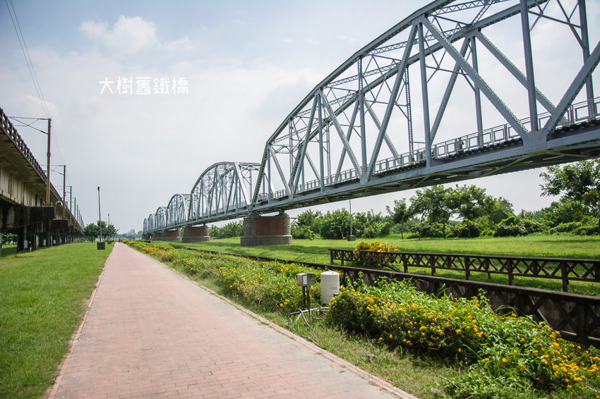 |高雄景點|大樹舊鐵橋天空步道,在濕地公園野餐、奔跑,還能漫步鋼架鐵橋步道看火車 - 阿婷的旅行札記。