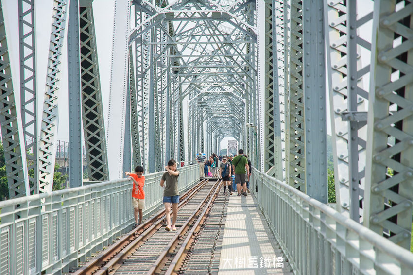 ｜高雄景點｜大樹舊鐵橋天空步道，在濕地公園野餐、奔跑，還能漫步鋼架鐵橋步道看火車 - 阿婷的旅行札記。