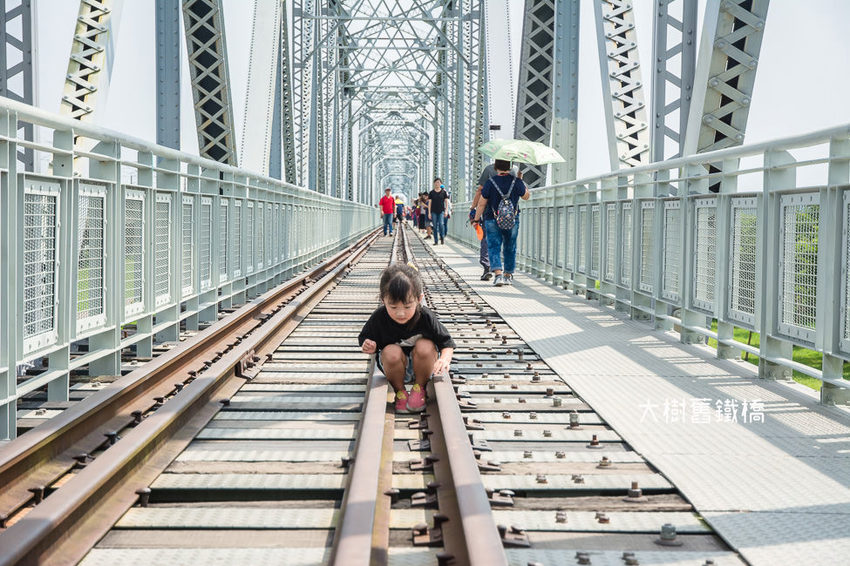 ｜高雄景點｜大樹舊鐵橋天空步道，在濕地公園野餐、奔跑，還能漫步鋼架鐵橋步道看火車 - 阿婷的旅行札記。